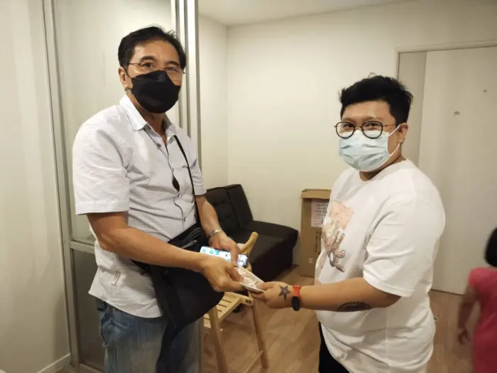 iBangkokCondo customer receiving keys
