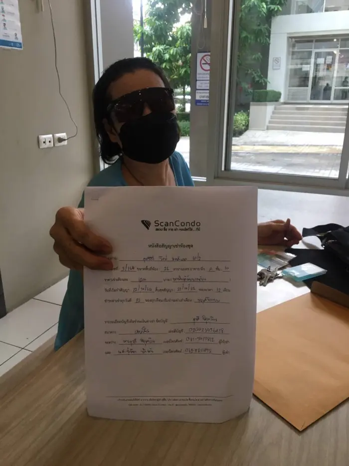 iBangkokCondo customer receiving keys