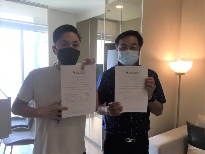 iBangkokCondo customer receiving keys