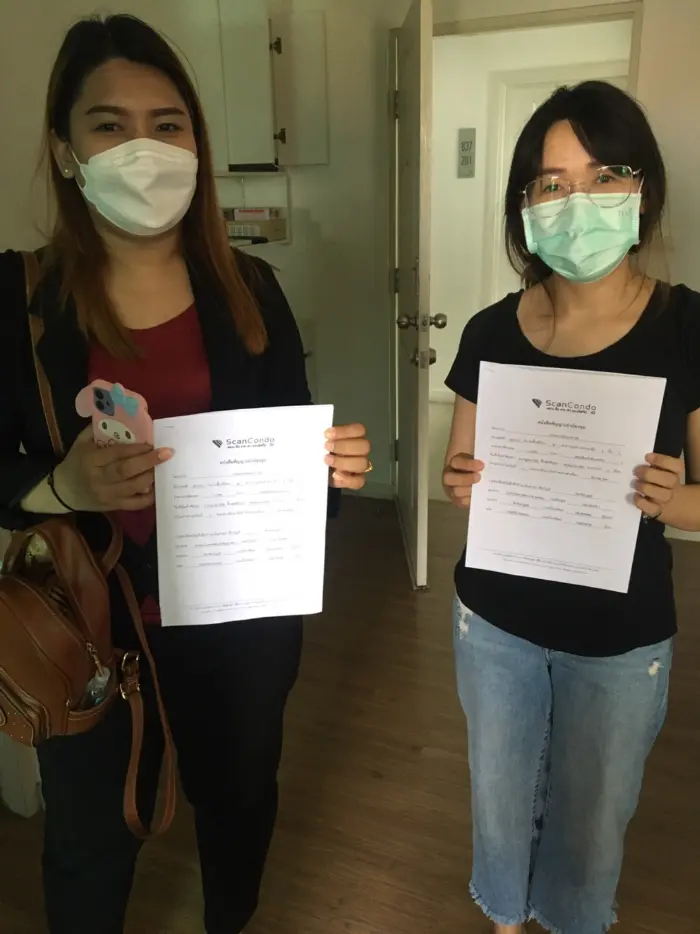 iBangkokCondo customer receiving keys