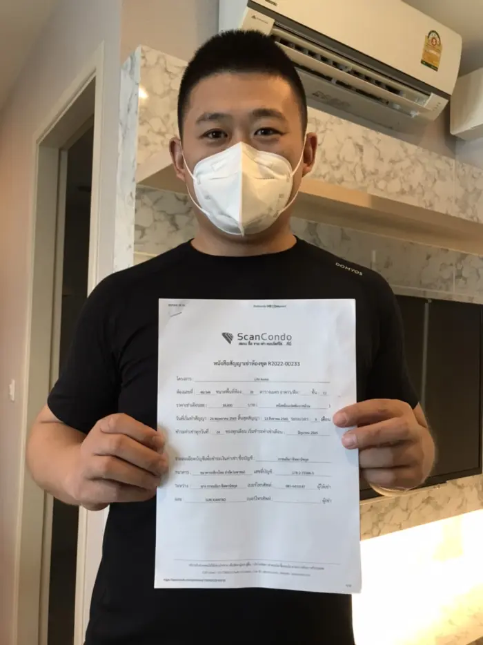 iBangkokCondo customer receiving keys