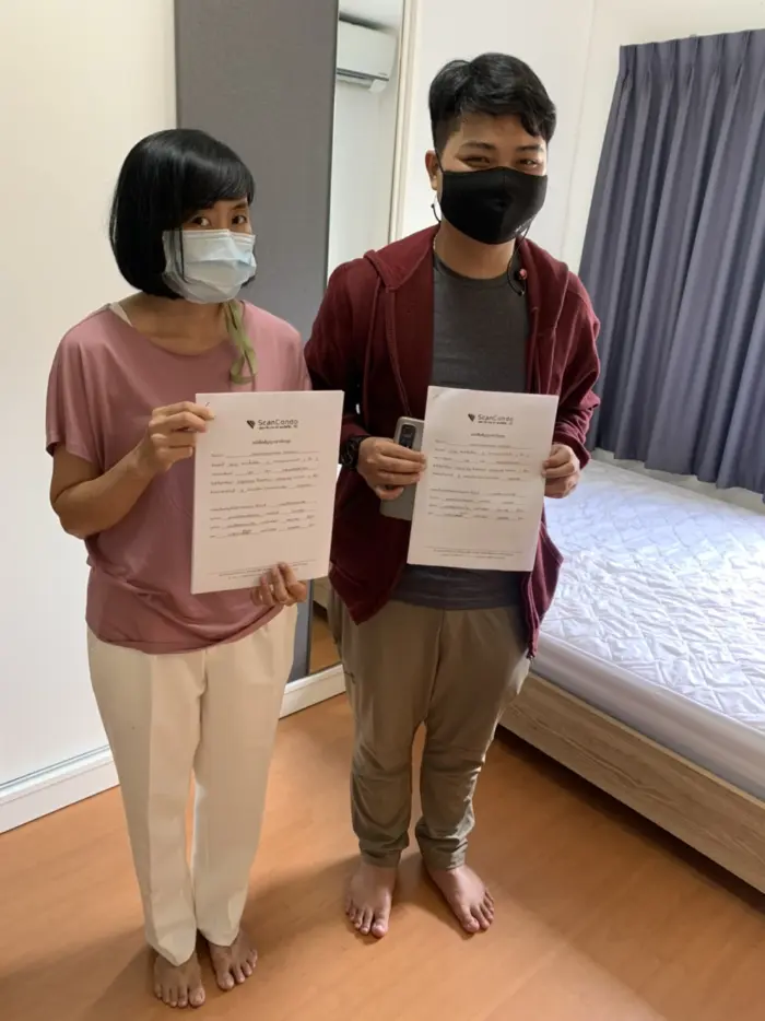 iBangkokCondo customer receiving keys