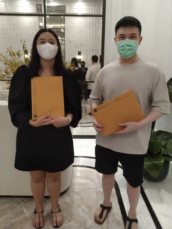 iBangkokCondo customer receiving keys