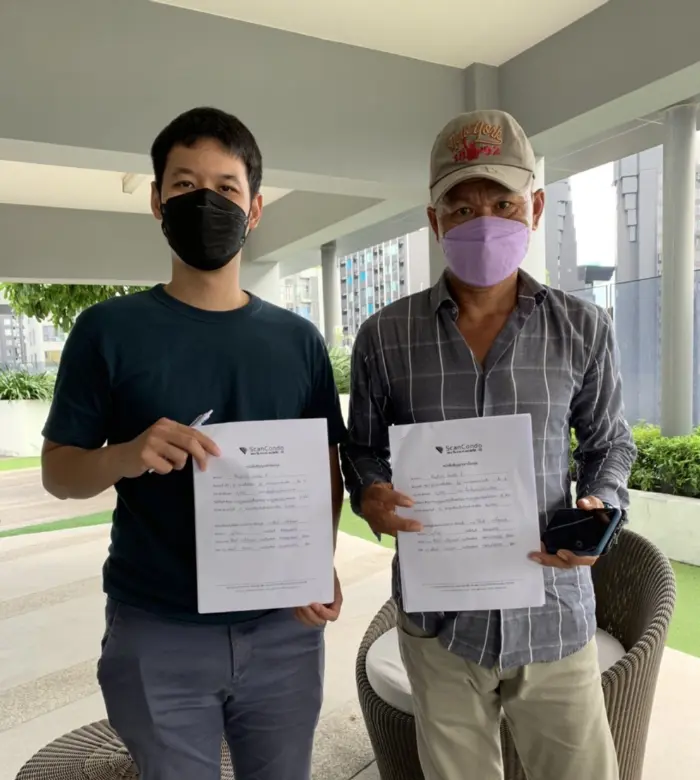 iBangkokCondo customer receiving keys