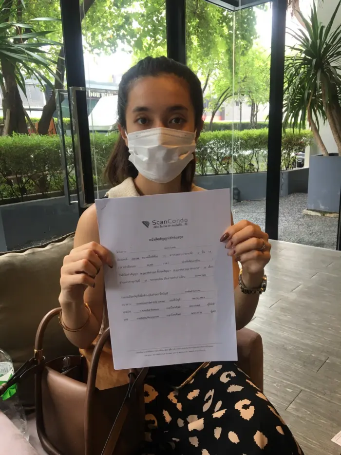 iBangkokCondo customer receiving keys