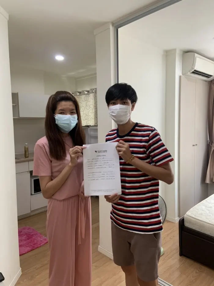 iBangkokCondo customer receiving keys