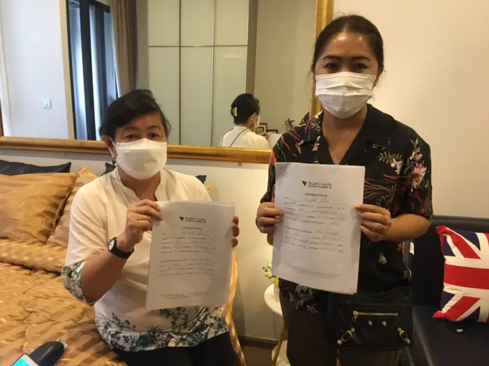 iBangkokCondo customer receiving keys