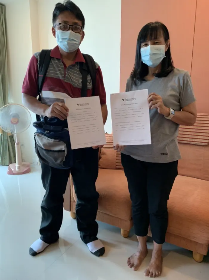 iBangkokCondo customer receiving keys