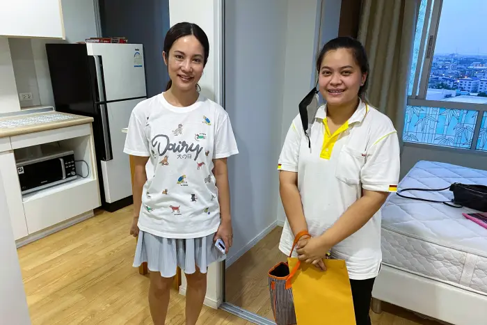 iBangkokCondo customer receiving keys
