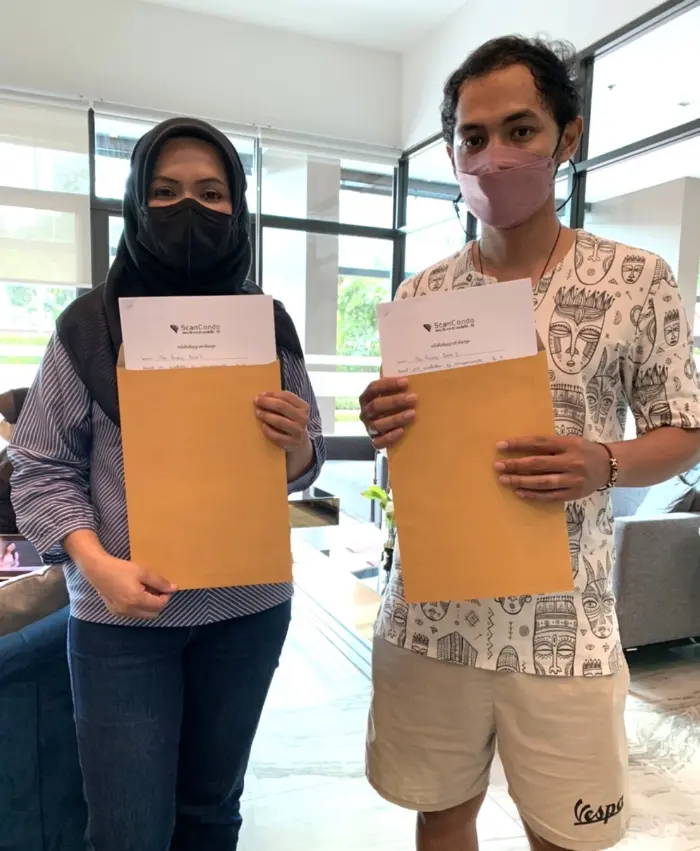 iBangkokCondo customer receiving keys