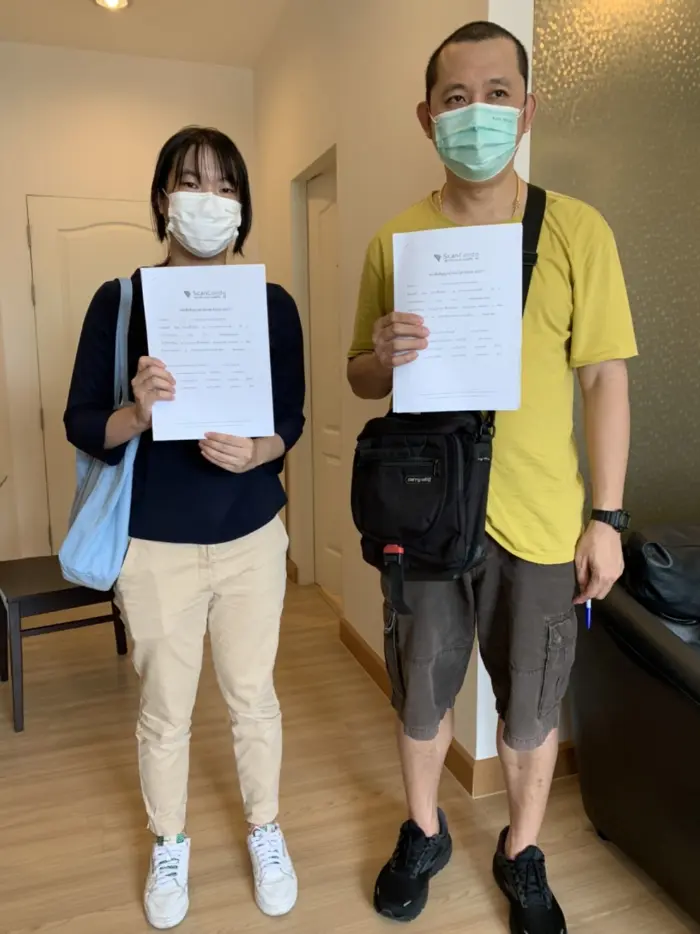 iBangkokCondo customer receiving keys