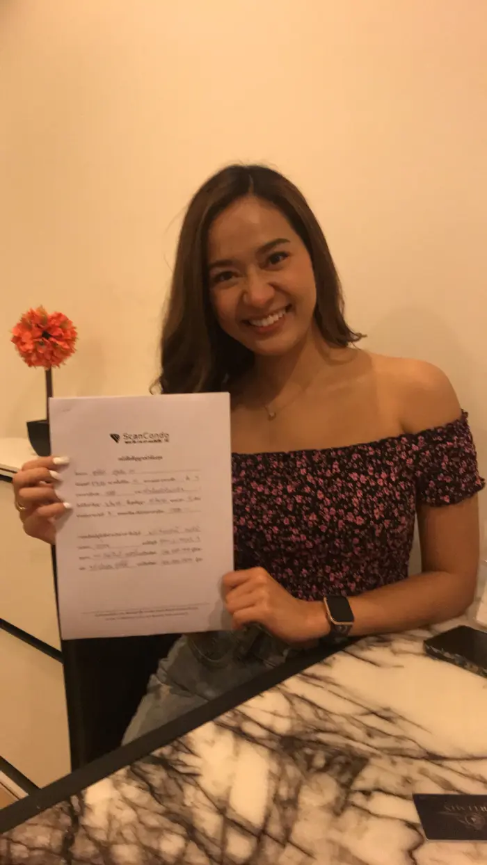 iBangkokCondo customer receiving keys