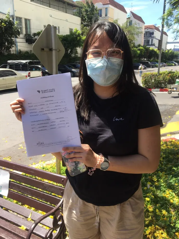 iBangkokCondo customer receiving keys