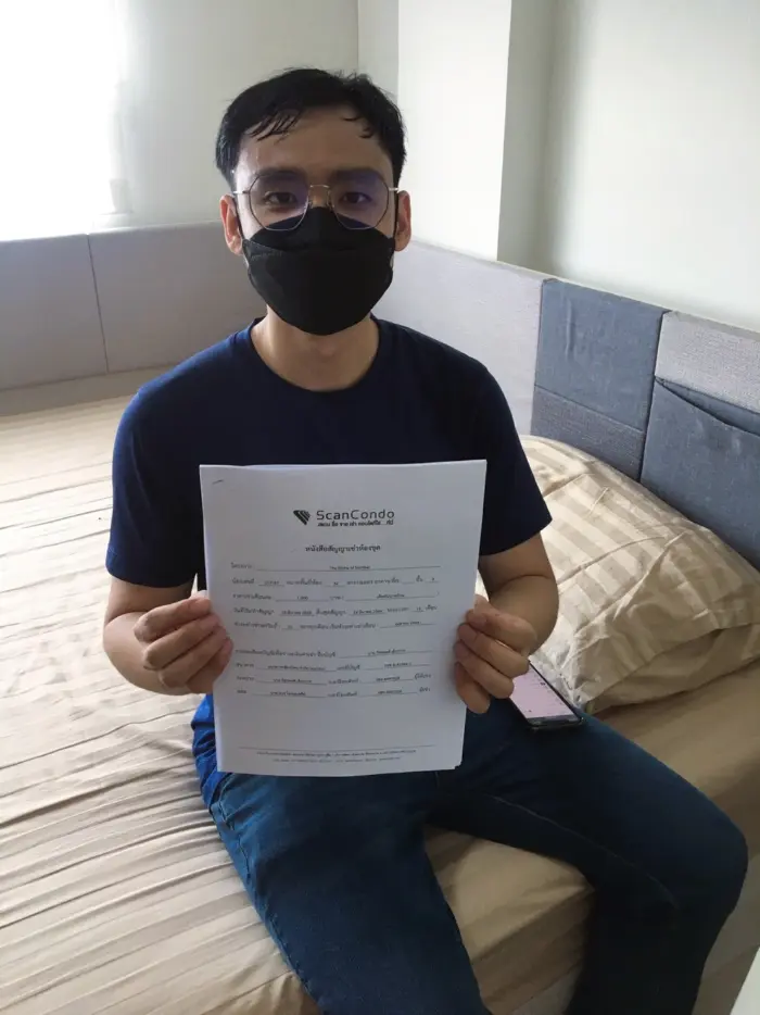 iBangkokCondo customer receiving keys