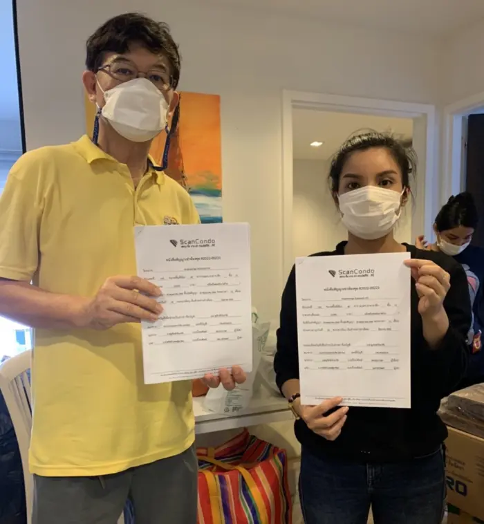 iBangkokCondo customer receiving keys