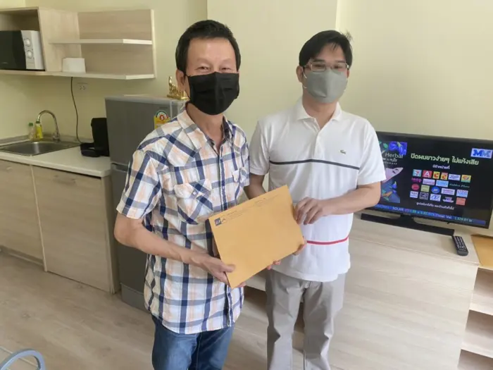 iBangkokCondo customer receiving keys