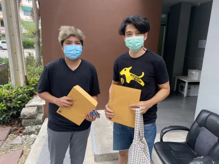 iBangkokCondo customer receiving keys