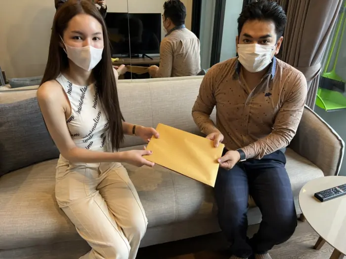 iBangkokCondo customer receiving keys