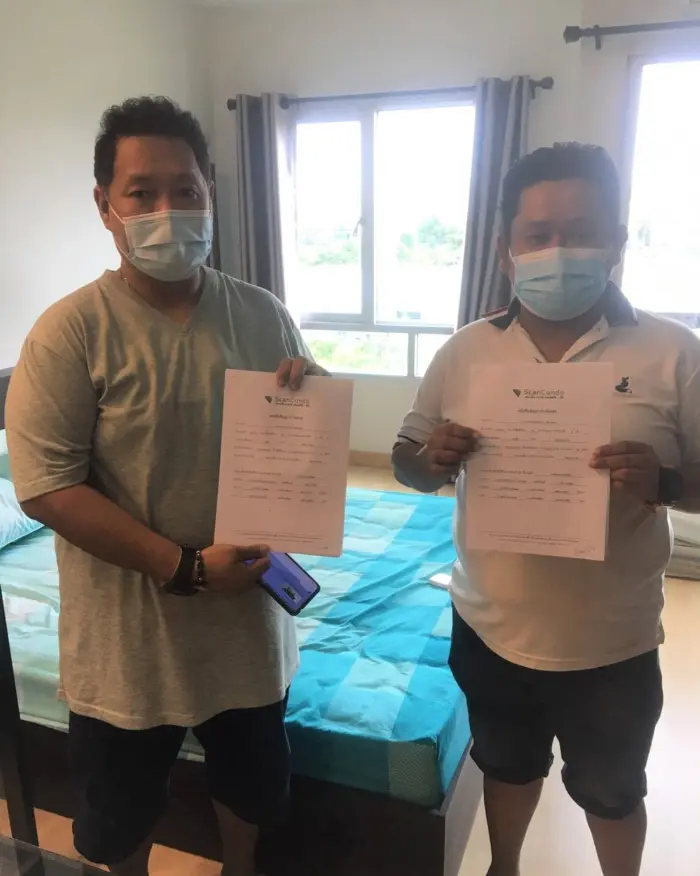 iBangkokCondo customer receiving keys