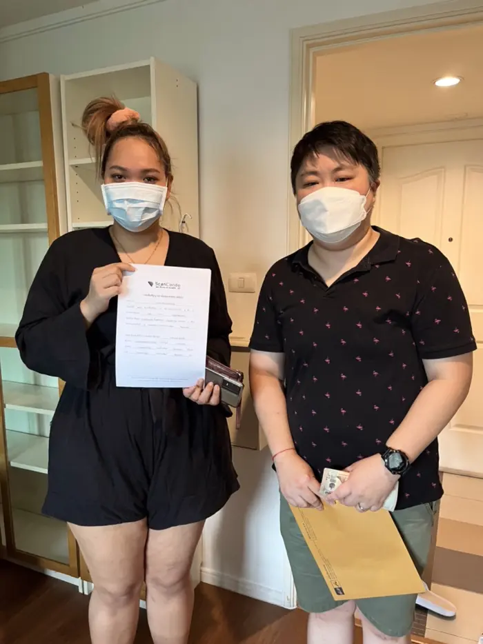 iBangkokCondo customer receiving keys