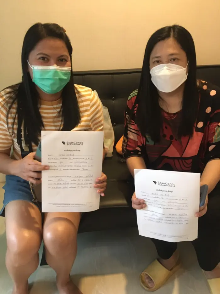 iBangkokCondo customer receiving keys