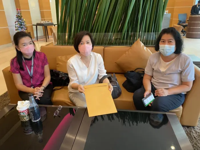 iBangkokCondo customer receiving keys