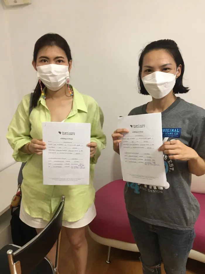 iBangkokCondo customer receiving keys