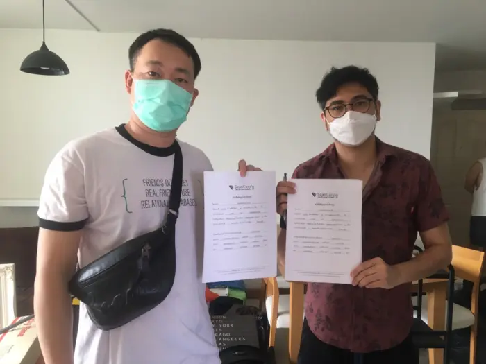iBangkokCondo customer receiving keys