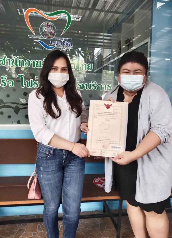 iBangkokCondo customer receiving keys