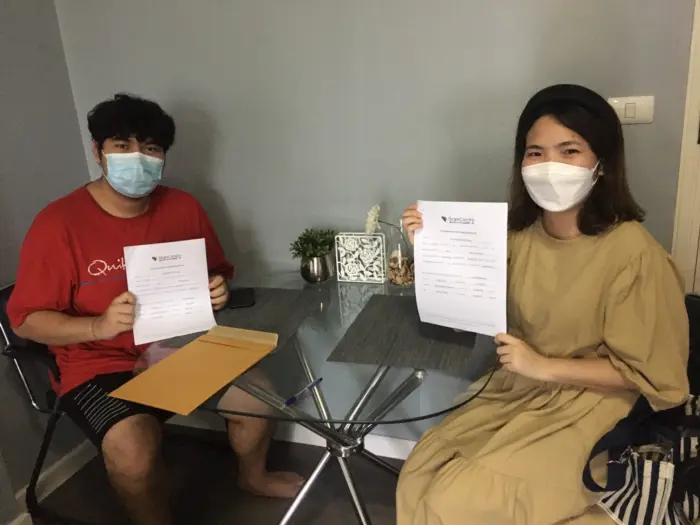 iBangkokCondo customer receiving keys