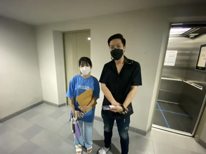 iBangkokCondo customer receiving keys