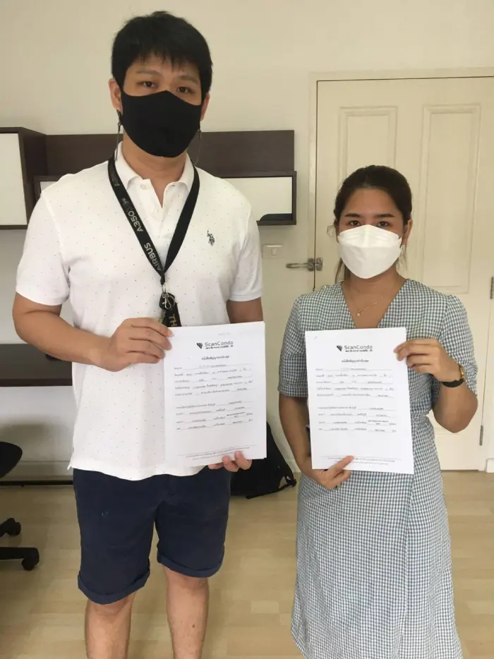 iBangkokCondo customer receiving keys