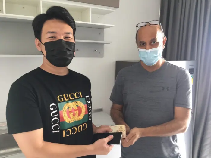iBangkokCondo customer receiving keys