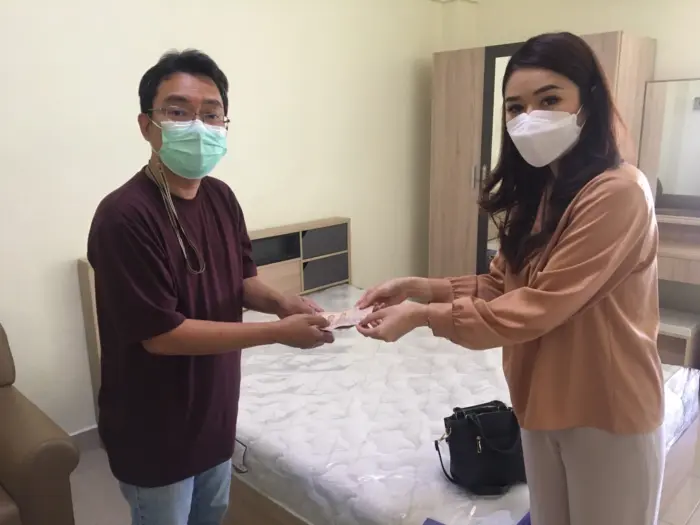 iBangkokCondo customer receiving keys