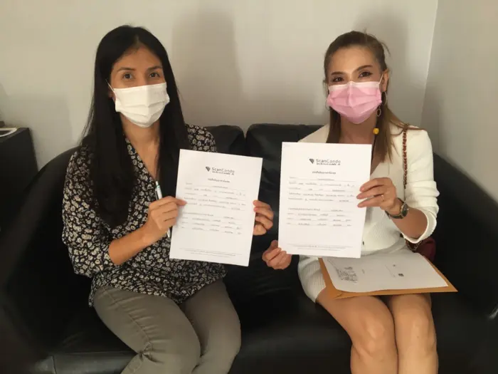 iBangkokCondo customer receiving keys