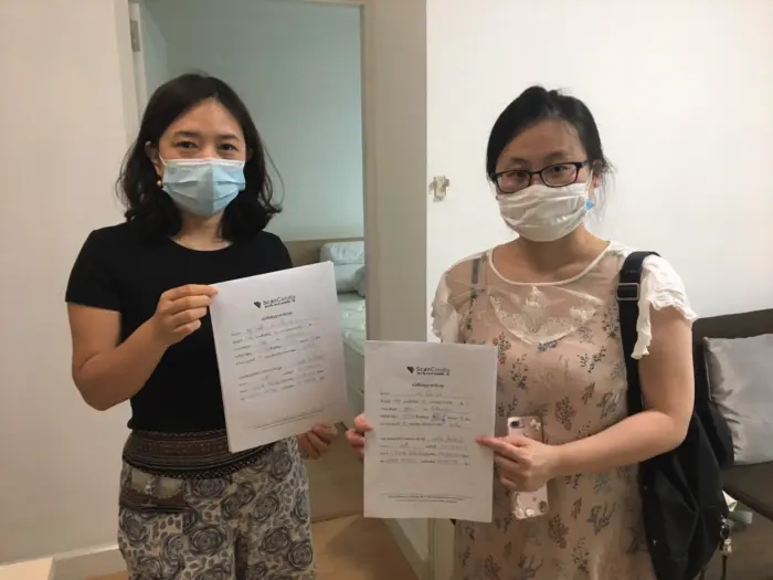 iBangkokCondo customer receiving keys
