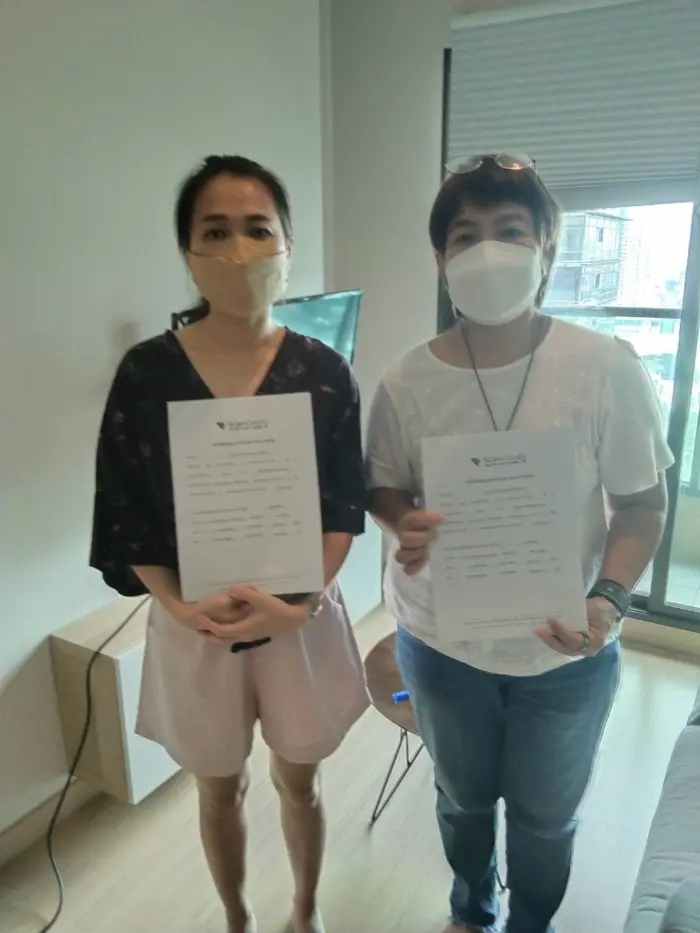 iBangkokCondo customer receiving keys
