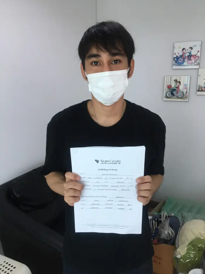 iBangkokCondo customer receiving keys