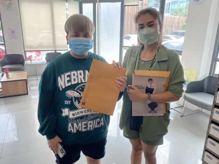 iBangkokCondo customer receiving keys
