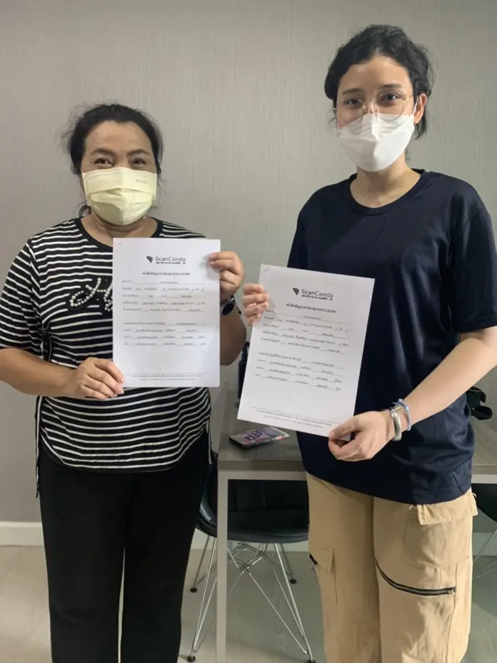 iBangkokCondo customer receiving keys