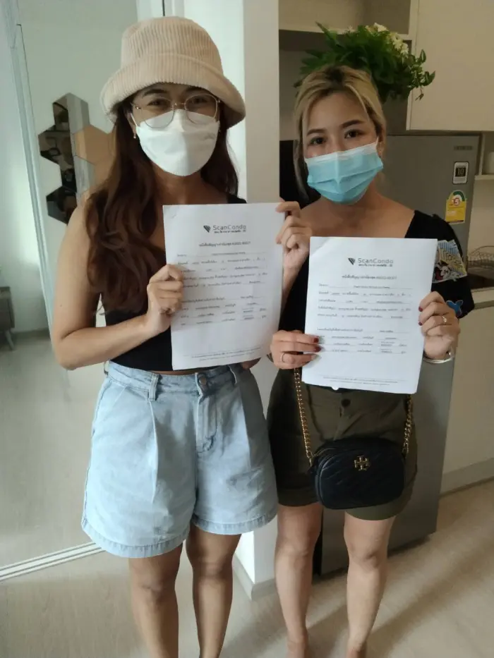 iBangkokCondo customer receiving keys