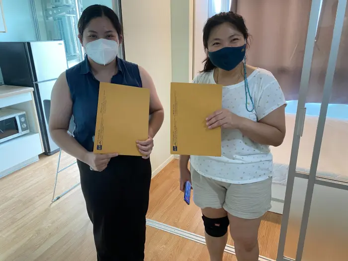 iBangkokCondo customer receiving keys
