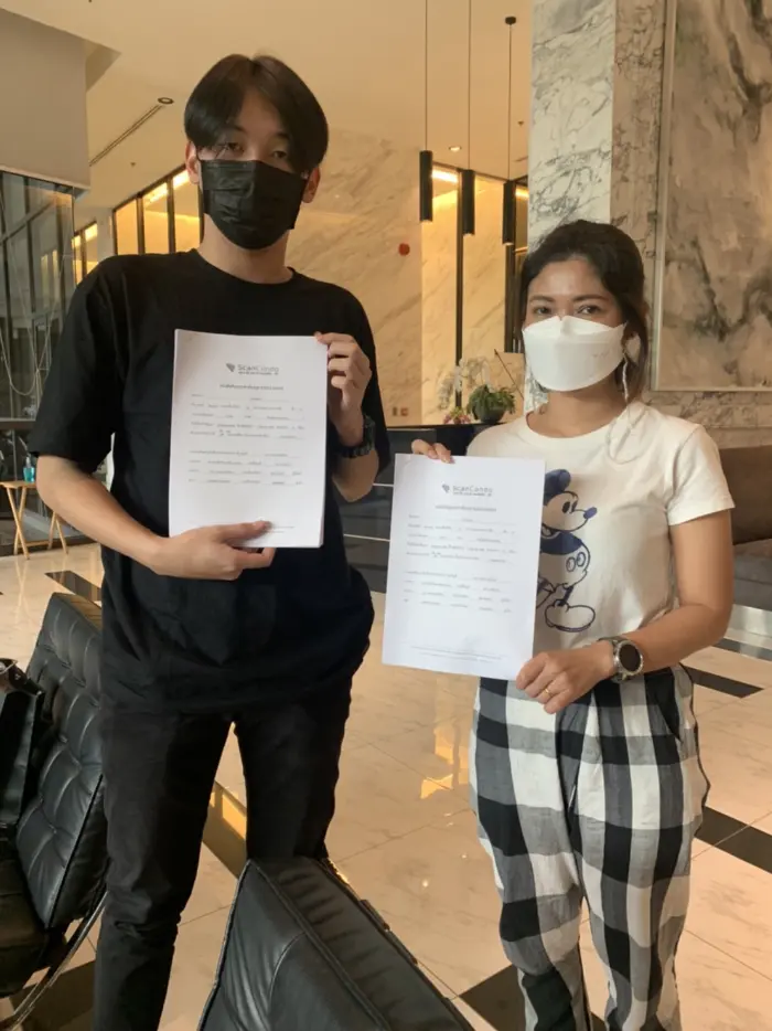 iBangkokCondo customer receiving keys