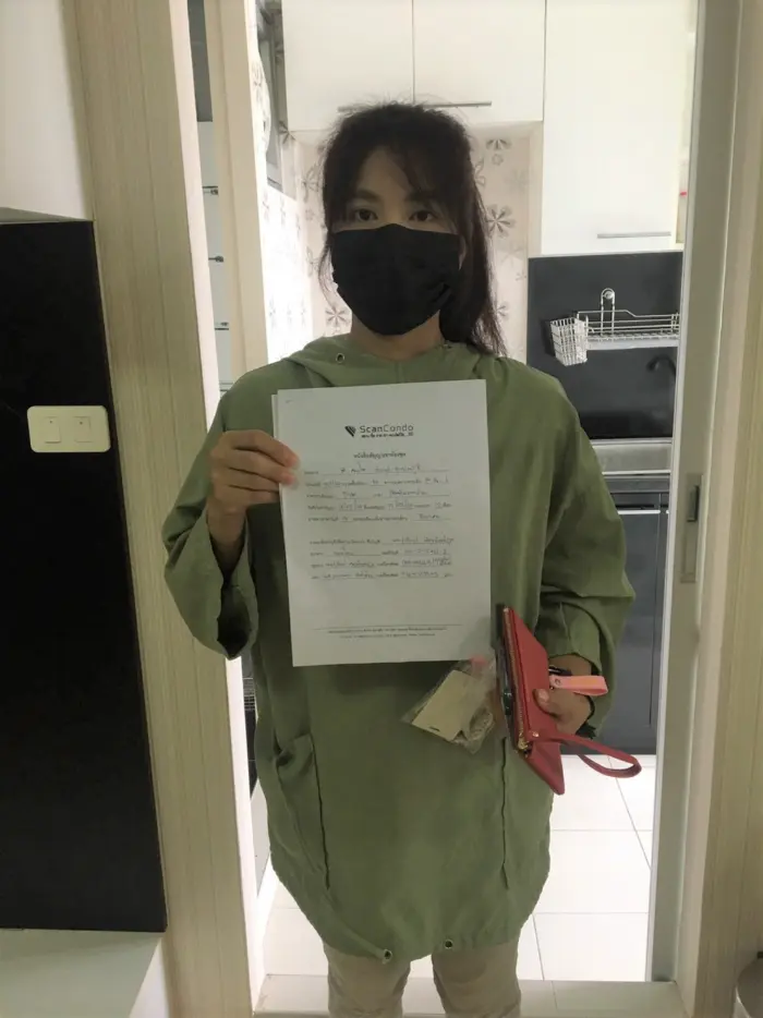 iBangkokCondo customer receiving keys