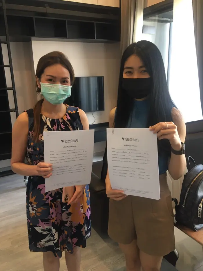 iBangkokCondo customer receiving keys