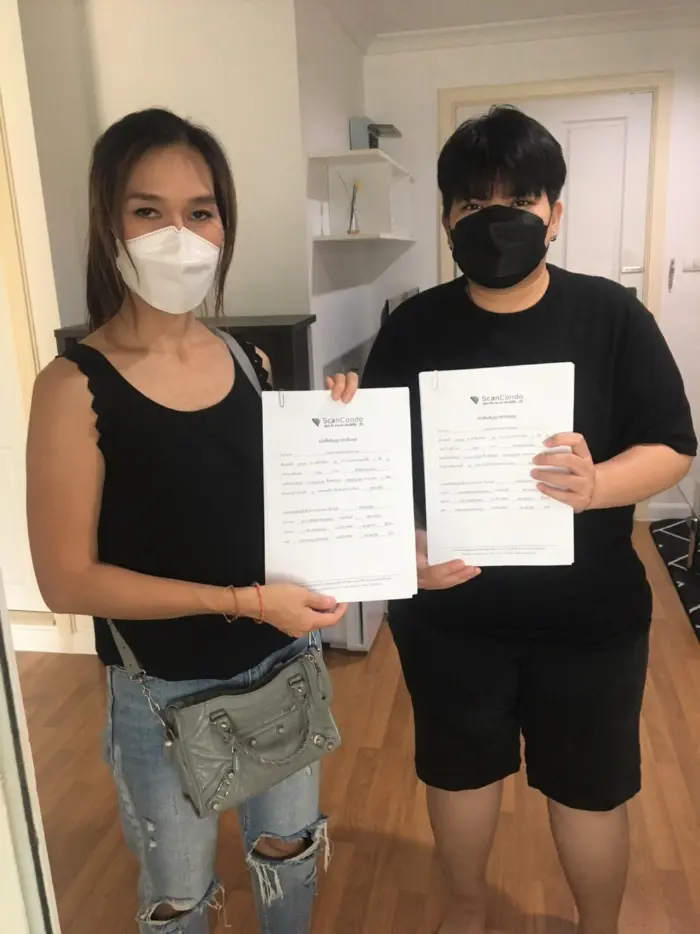 iBangkokCondo customer receiving keys