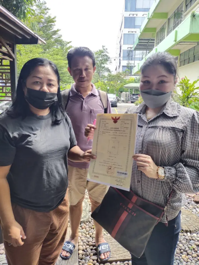 iBangkokCondo customer receiving keys