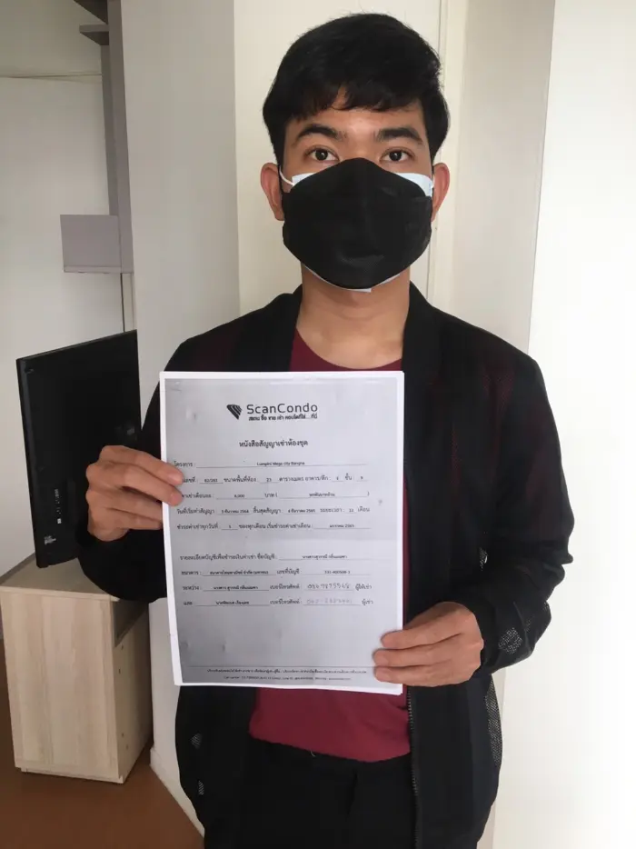 iBangkokCondo customer receiving keys
