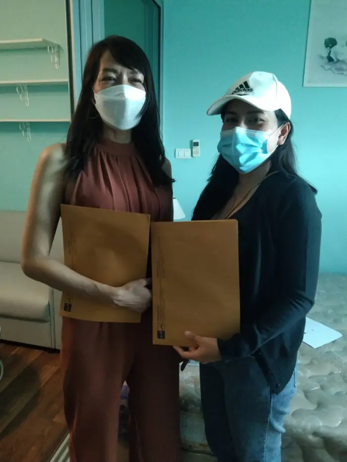 iBangkokCondo customer receiving keys