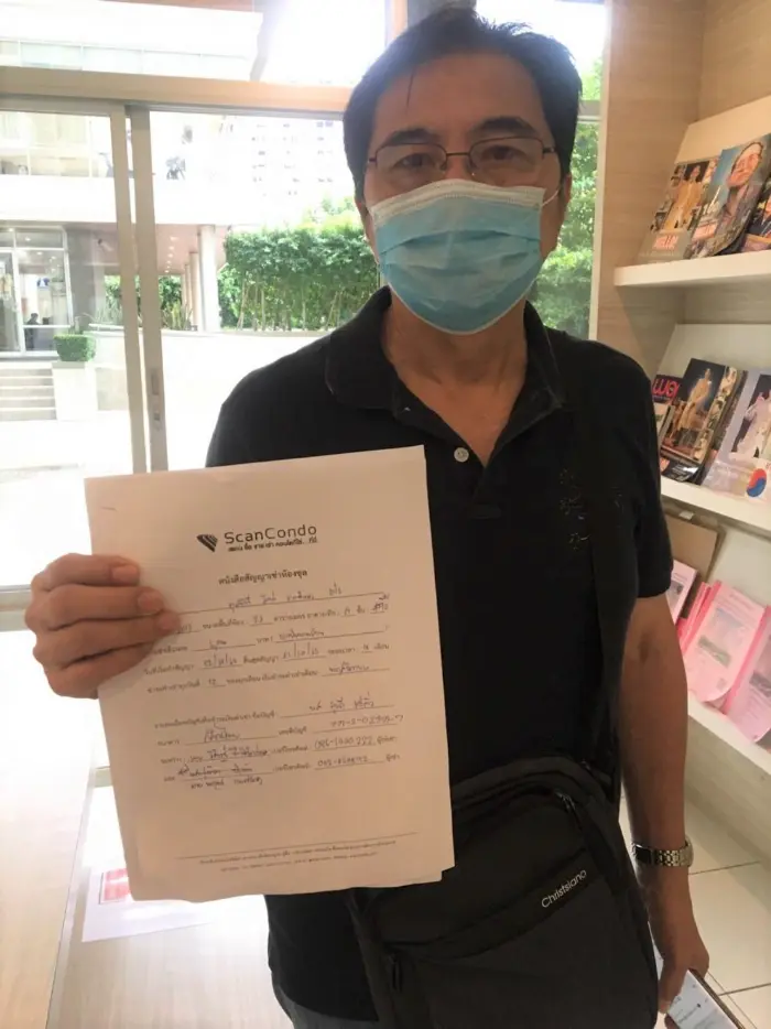 iBangkokCondo customer receiving keys